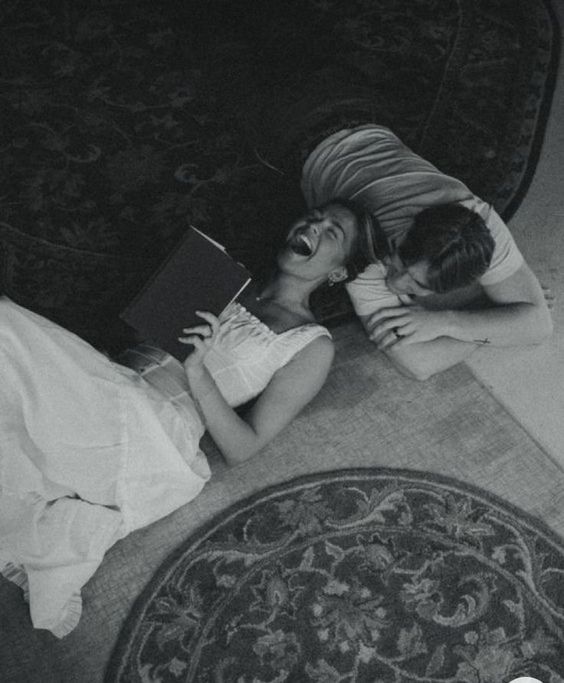 Pareja leyendo y riendo